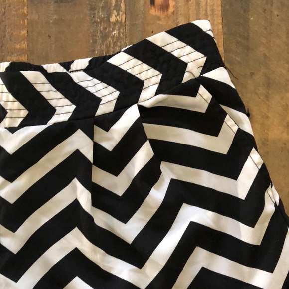 Chevron Patten shorts - Picture 2 of 8